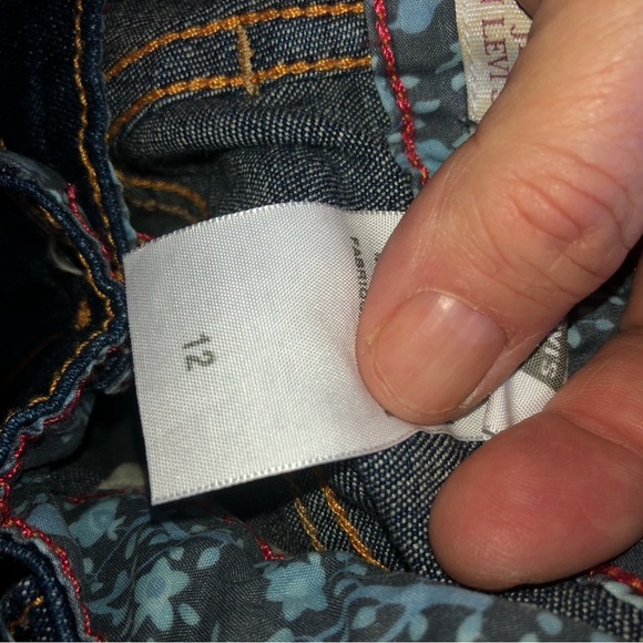 Levi's Dark Blue woman’s Jean capris with slit inside. - new or like new - Picture 5 of 10